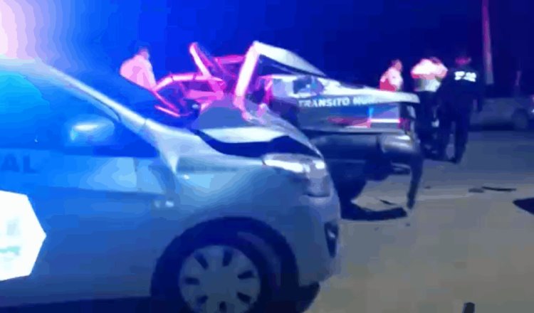 Choque de auto contra patrullas de Tránsito en Comalcalco deja cuatro heridos