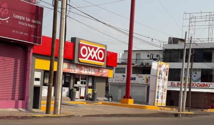 Durante asalto obligan al encargado de Oxxo en Tamulté depositar diez mil pesos en tarjetas