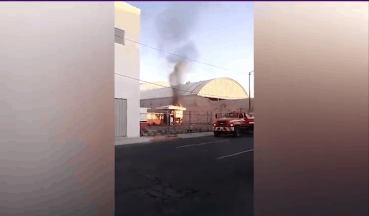 Se incendia pipa mientras cargaba combustible en el EdoMex