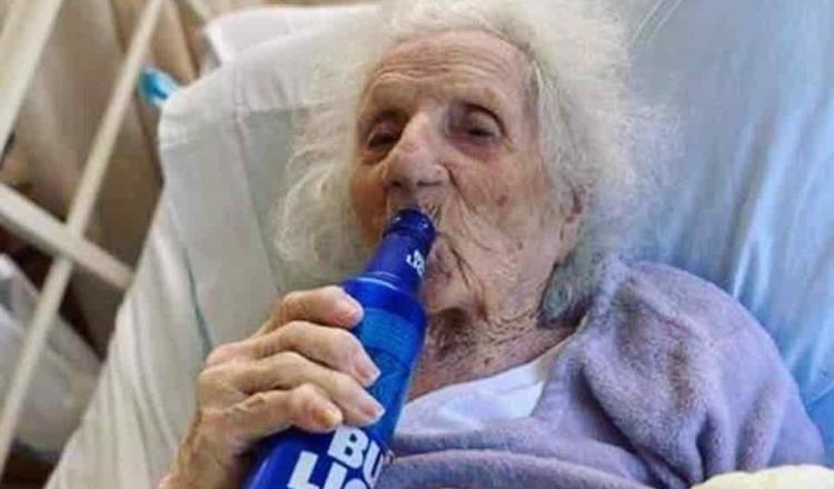 Con cerveza, mujer de 103 años celebra su recuperación del coronavirus