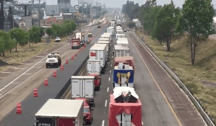 Habitantes bloquean la autopista México-Puebla para exigir destitución del edil de Coronango, Puebla