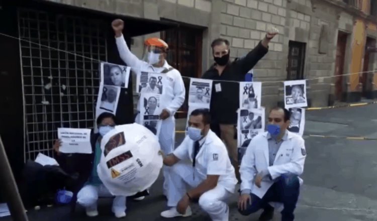 Protesta personal médico en Palacio Nacional; exigen insumos de calidad para atender a pacientes con COVID-19