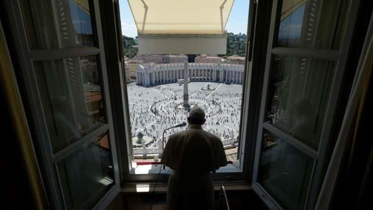 Vuelve el Papa Francisco a saludar a feligreses en la Plaza de San Pedro, luego de tres meses de contingencia