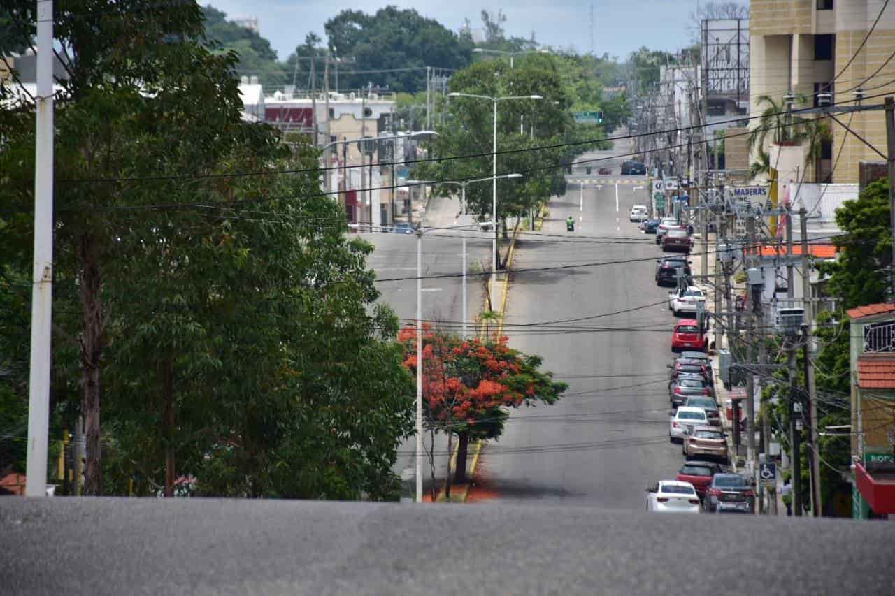 Cierre de comercios y lluvias reducen movilidad en la calles de Villahermosa