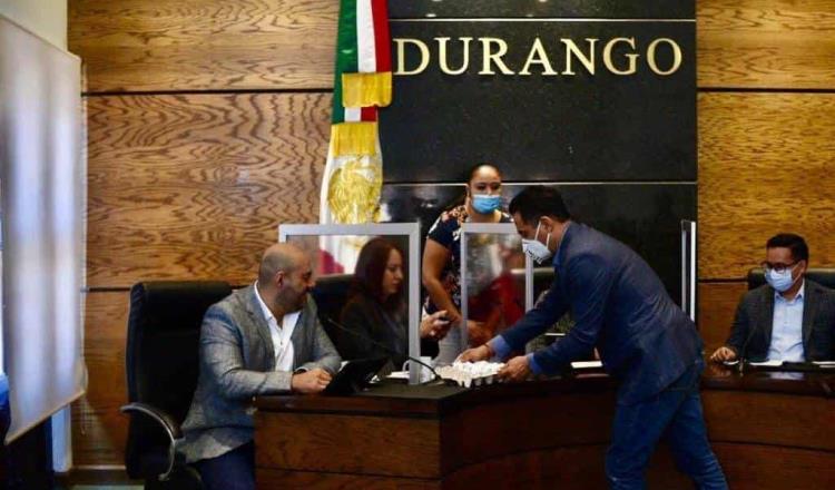 Bautizan a diputado panista de Durango como #LordHuevos por entregar una reja a su homóloga de MORENA