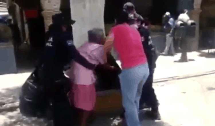 Obligan a mujer de la tercera edad a utilizar cubrebocas en Querétaro