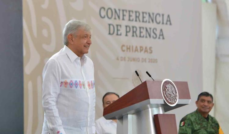 Presume Andrés Manuel su guayabera; ‘con esta no parezco el comandante Borolas’, dice entre risas