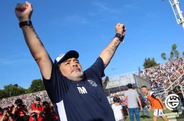 Maradona seguirá como DT del Gimnasia hasta 2021