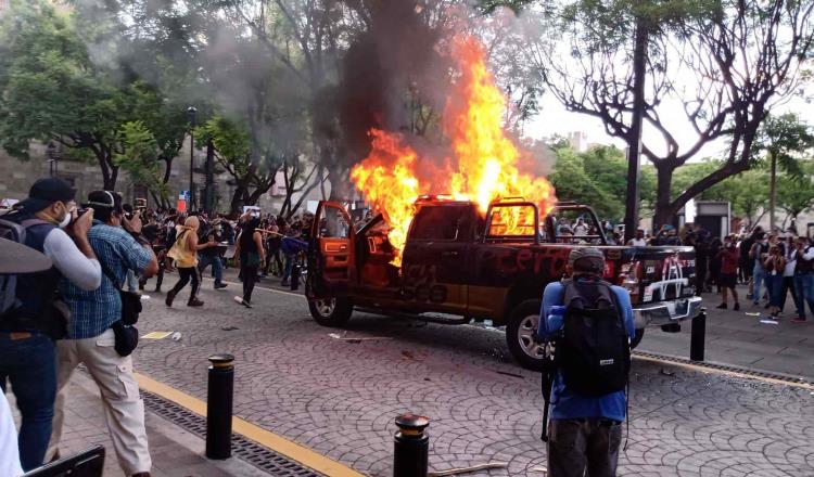 Causan destrozos y queman patrullas en Guadalajara por muerte de Giovanni a mano de policías