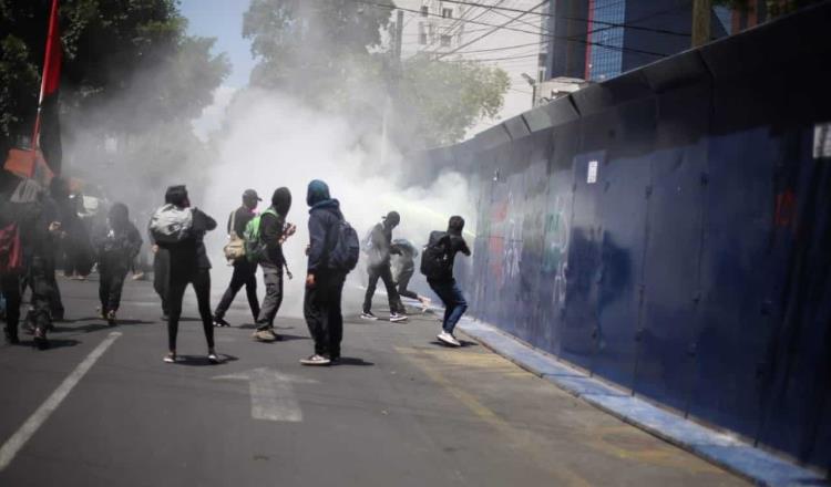Encapuchados vandalizan instalaciones de la embajada de EU y la Casa Jalisco en la CDMX