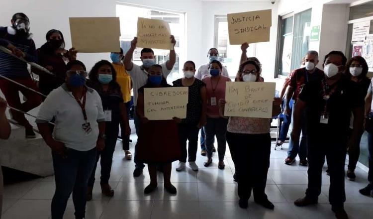 Protestan trabajadores del ISSSTE en demanda de equipos de protección contra el COVID-19