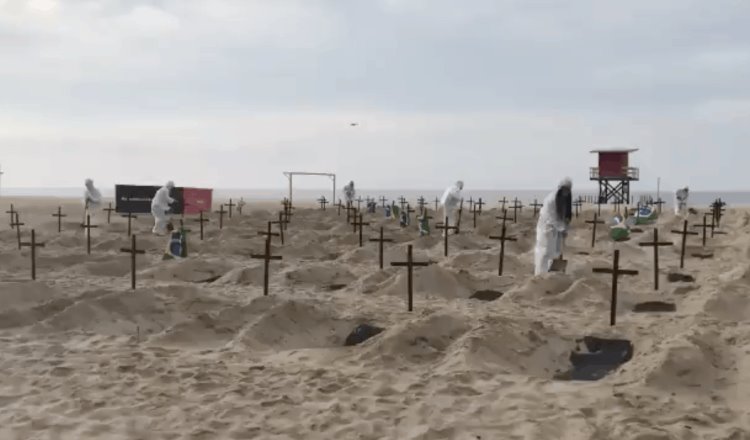 Cavan tumbas en playas de Brasil para protestar por el manejo de la pandemia en ese país