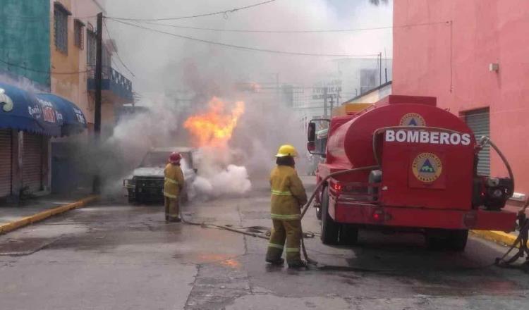 Se incendia camioneta cerca del Parque La Paz; no hubo lesionados