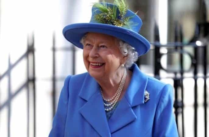 Ante pandemia, reina Isabel II celebra cumpleaños con reducida ceremonia militar