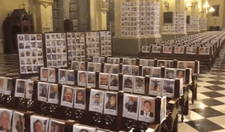 Usan fotografías de 5 mil fallecidos por Covid-19 para celebrar misa en Catedral de Lima