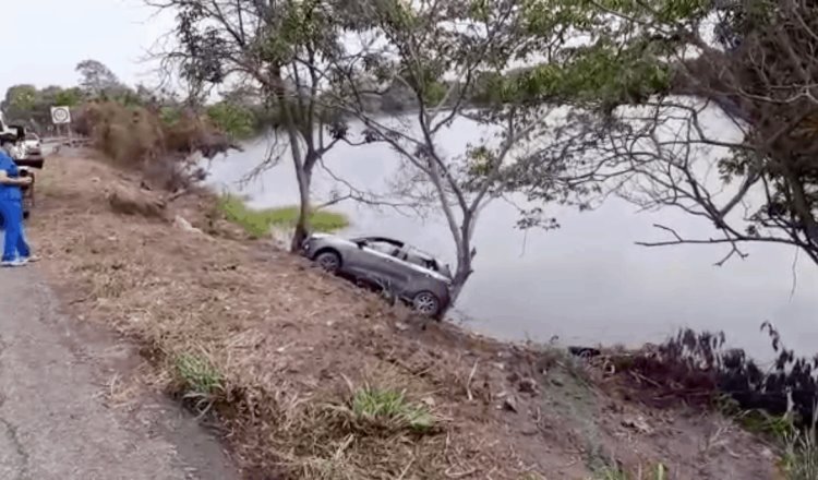 Se salva auto de caer a la laguna de la Majahua… un árbol lo detuvo