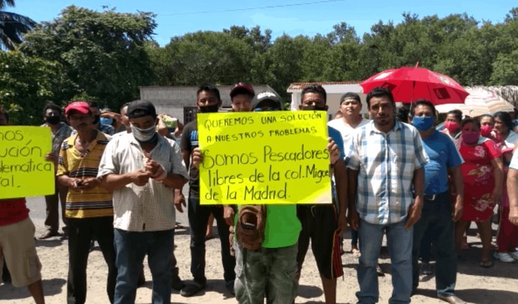 Bloquean pescadores libres de Paraíso carretera a Chiltepec; exigen ser incluidos en programa federal