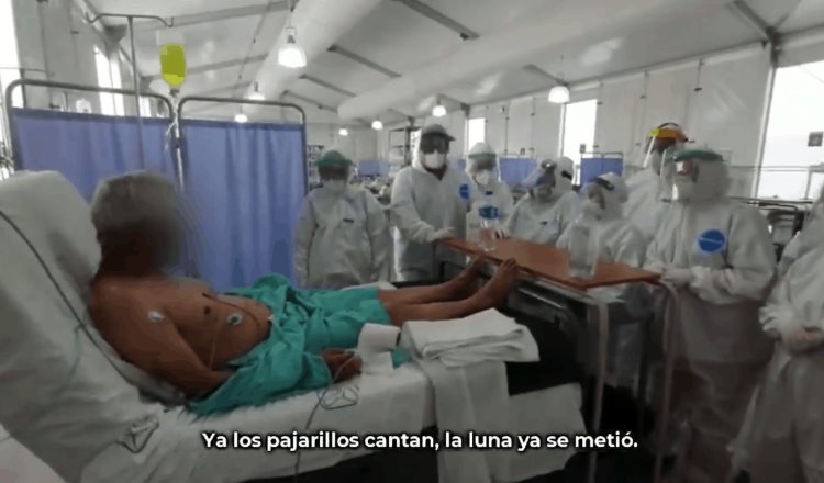 Médicos del IMSS en la CDMX cantan las mañanitas a adulto mayor con Covid-19