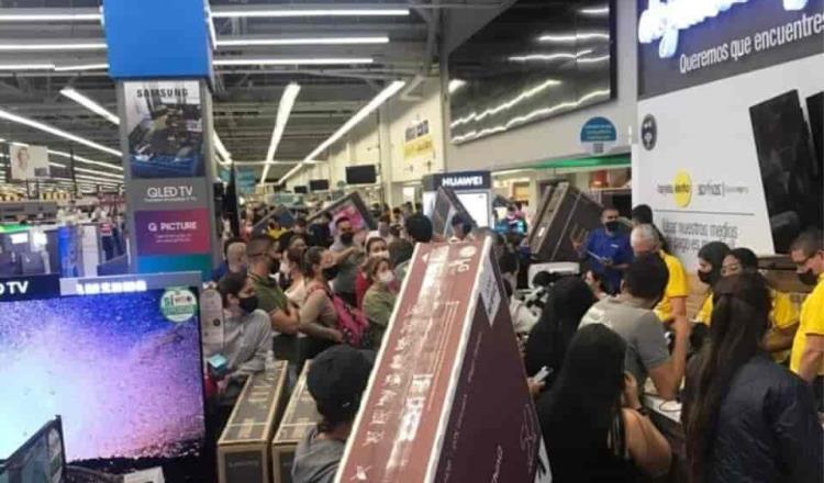 Se aglomeran Colombianos en tiendas departamentales en primer día de ventas sin IVA