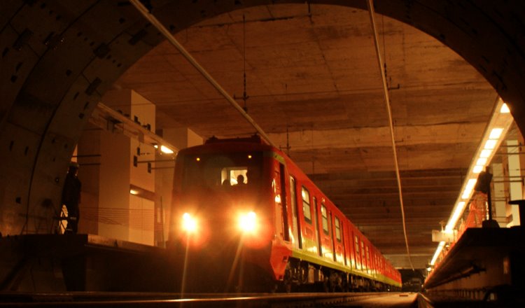 Muere sujeto al arrojarse a las vías del Metro en la Ciudad de México