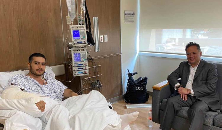 Visita Santiago Niego a García Harfuch en el hospital; usuarios cuestionan las armas que se ven en la foto