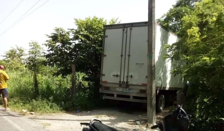 Roban camión de abarrotera cargado de mercancía y lo abandonan vacío en Nacajuca