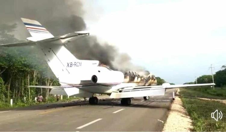 Aterriza aeronave y se incendia en carretera de Q. Roo; estaría vinculada con actos ilícitos