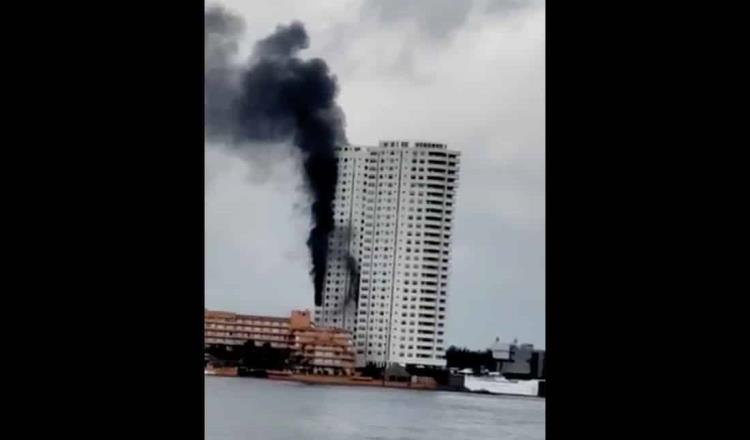 Desalojan a familias en Boca del Río, Veracruz, tras incendio en torre departamental