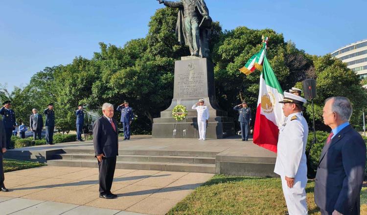 Rinde López Obrador honores a monumento a Juárez en EUA