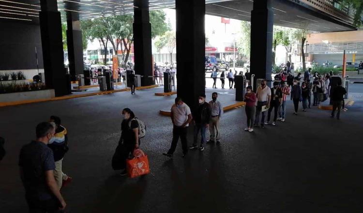 Capitalinos abarrotan plazas comerciales en el primer día de reapertura en la CDMX