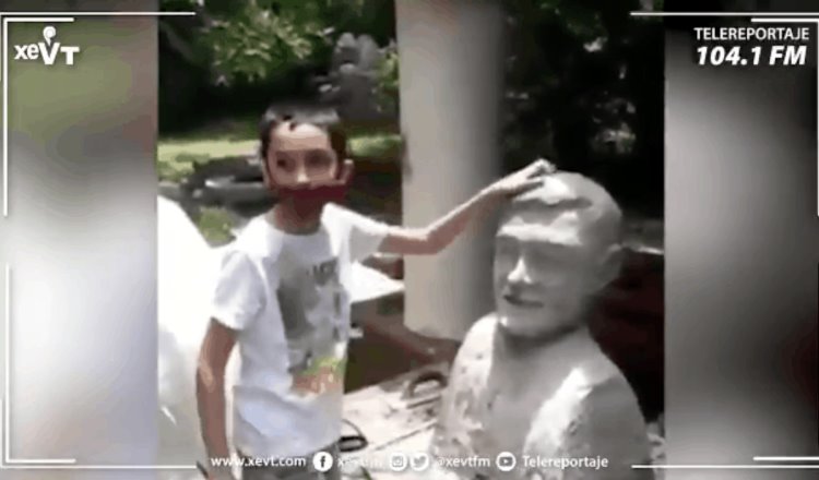 En Cárdenas, niño Brasileño esculpe busto de AMLO