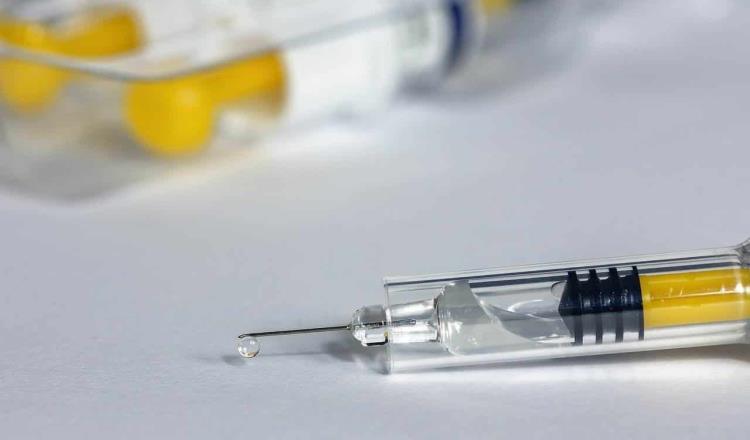 Vacuna de Moderna genera “respuesta inmune” en adultos mayores, determina estudio