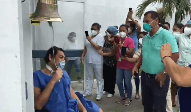 Enfermeros del ‘Juan Graham’ tocan campana de la vida y lo festejan con mariachi