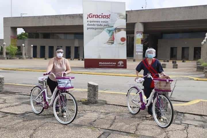Entrega Evaristo Hernández bicicletas a personal médico que atiende la pandemia del coronavirus