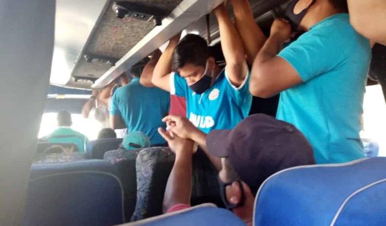 Muestran a transportistas viajando con sobrecupo en la carretera Macuspana-Villahermosa