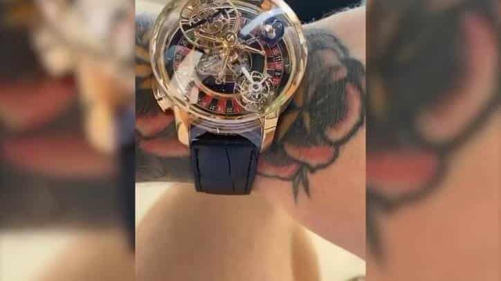 Presume Conor McGregor reloj de 13.8 millones de pesos como regalo de cumpleaños