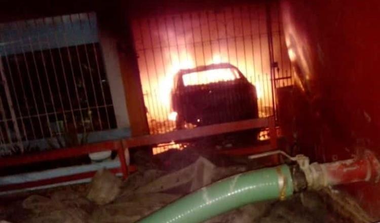 Se incendian casa y vehículo en fraccionamiento Islas del Mundo