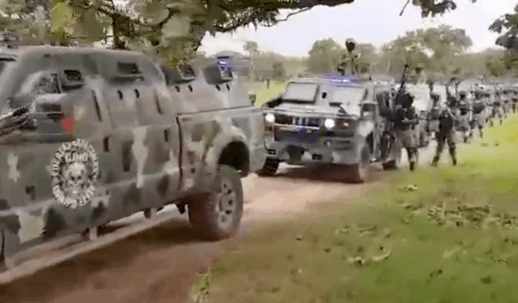 Integrantes del CJNG muestran vehículos y armas a través de un video en redes sociales
