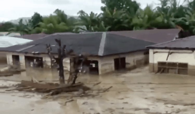 Reportan más de 30 muertos y 60 desaparecidos por inundaciones en Indonesia