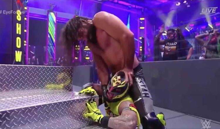 Rey Mysterio es hospitalizado por lesión en el ojo derecho tras pelea con Seth Rollins