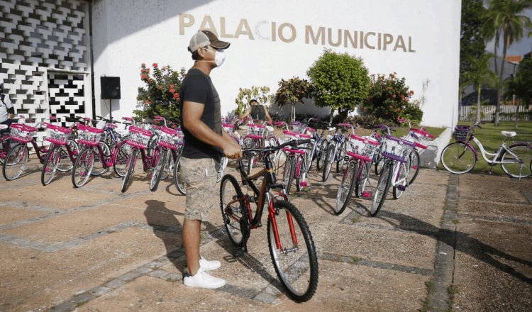 Por segundo fin de semana entrega Ayuntamiento de Centro bicicletas a personal médico