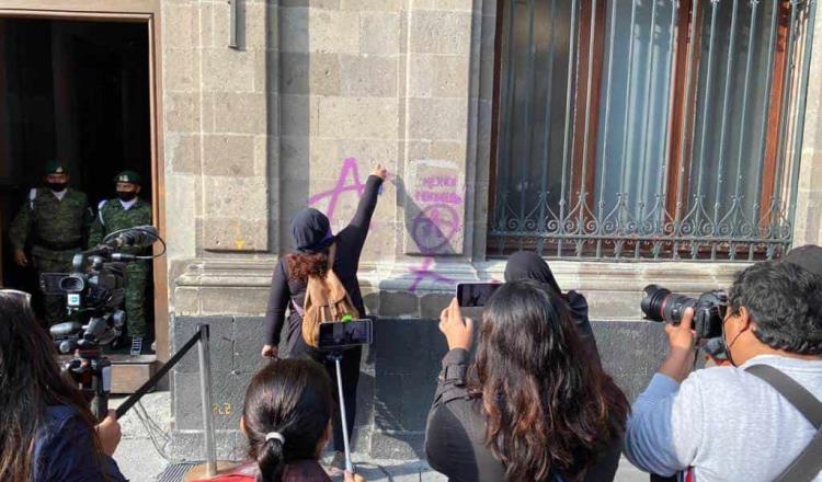 ¡Justicia! Frente a Palacio Nacional exigen familiares de víctimas de feminicidios