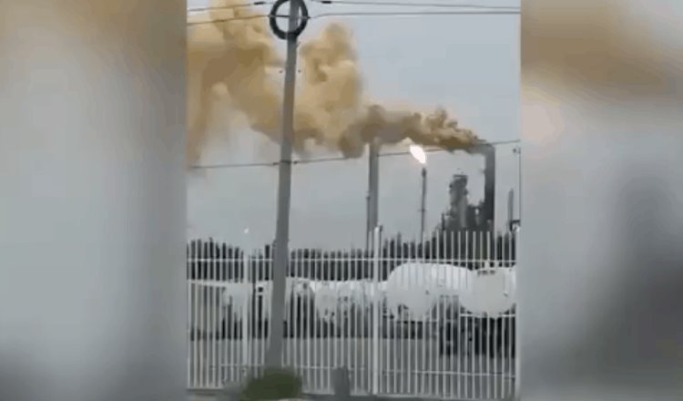 Descontrol en refinería de Salamanca; lanza densa nube de humo amarillo