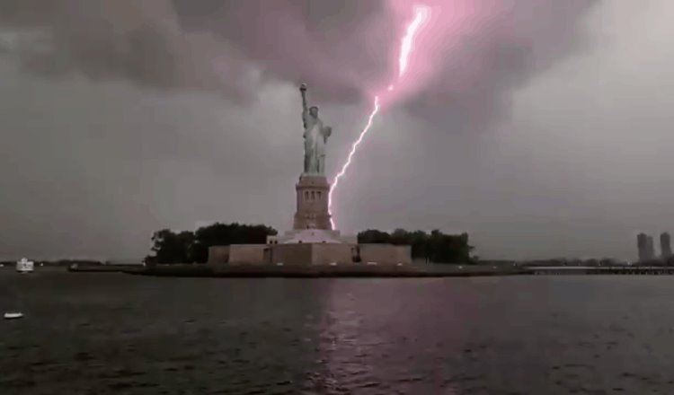 Circula en redes sociales video de un rayo que cayó justo detrás de la Estatua de la Libertad en NY