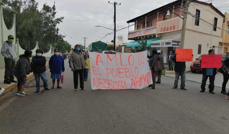 Protestan ante AMLO en Oaxaca… por asesinato de 15 indígenas