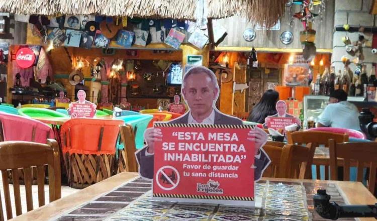 Restaurante de Monterrey usa impresos de López-Gatell para promocionar la “sana distancia” entre sus comensales