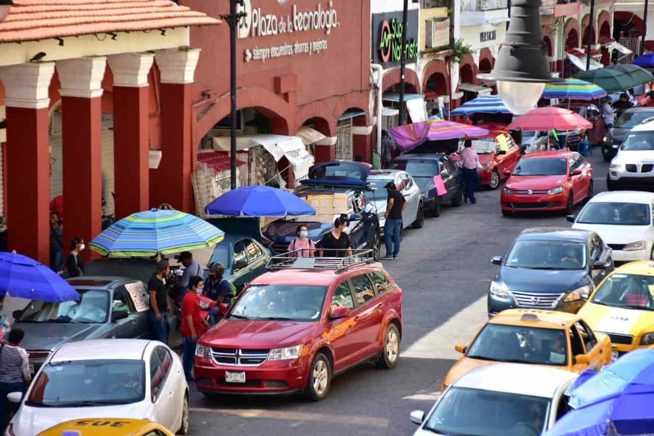 Los desalojaron, regresaron, y ahora son más los comerciantes que invaden calle Madero