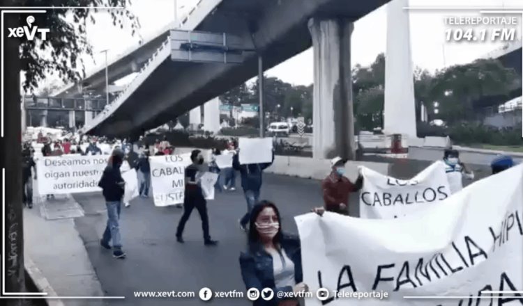 Jinetes cierran periférico de la CDMX ¡con todo y caballos!... exigiendo reapertura del Hipódromo de las Américas