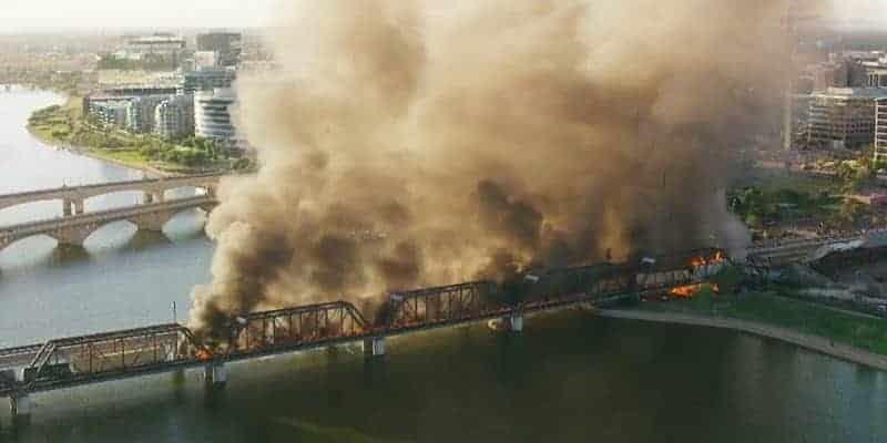 Se descarrila tren en Arizona; provoca incendio y colapso parcial de un puente