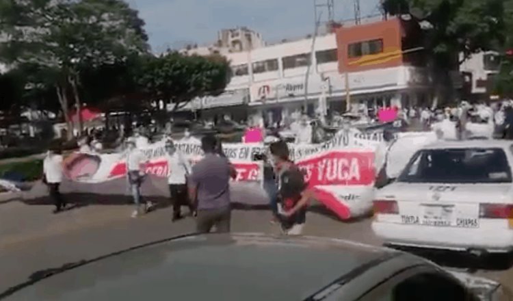 Marchan en Tuxtla Gutiérrez a favor del médico detenido por la muerte de un político chiapaneco, a causa de coronavirus